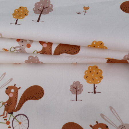 Satin de coton imprimé  "Lapin et écureuil à vélo"